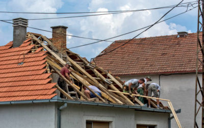 Quels sont les avantages de la conception de fermes par un charpentier à Brindas ?