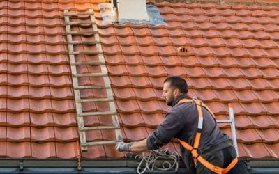 Comment un couvreur à Lyon installe-t-il les toits en tuiles ?